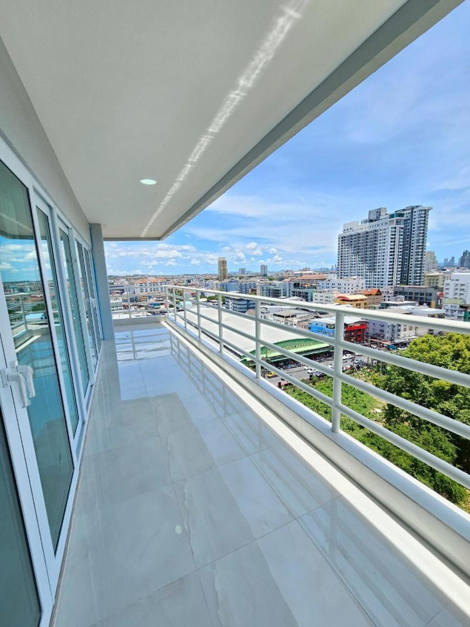 View Talay6 By Blue Ocean Suite Pattaya Exterior photo