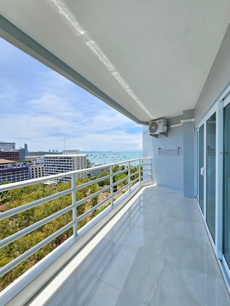 View Talay6 By Blue Ocean Suite Pattaya Exterior photo